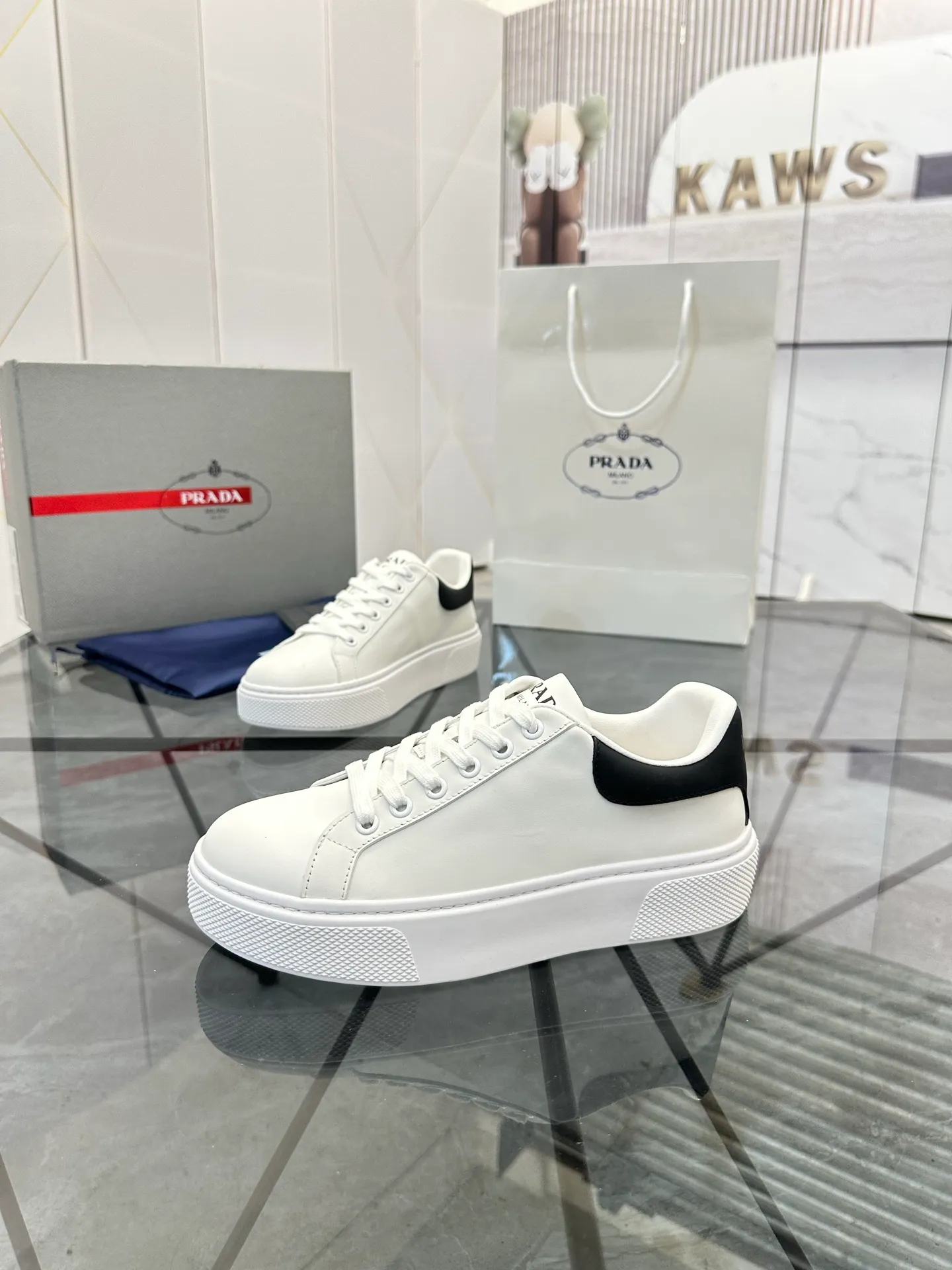 Men's shoes for sale 💰: 💰P520¥ High-end top quality Product trademark: Prada *"Prada*" low-top casual shoes Regular size: 35-45 (can be customized to 46) Couple style Product materials: imported first-layer cowhide leather upper, water-dyed sheep lining, original ultra-light foam outsole. No.: H201